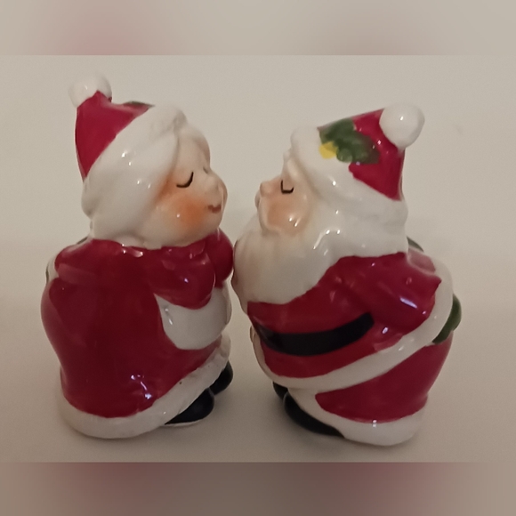 Santa and Mrs. Clause Salt and Pepper Shakers. - Picture 2 of 7
